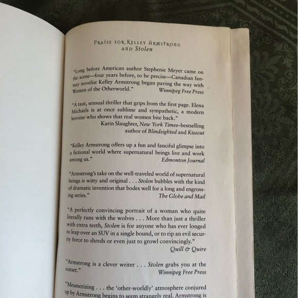 Bitten and Stolen by Kelley Armstrong - first two novels of the Bitten series - Picture 4 of 13